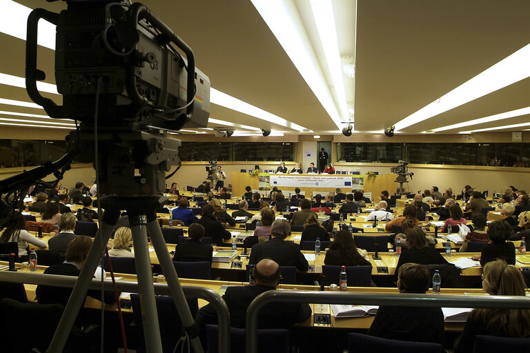 Photo 5 : Press conference on the European Environment: State and Outlook 2005, with the Commissioner for Institutional Relations and Communication Strategy and the Director of the European Environment Agency.