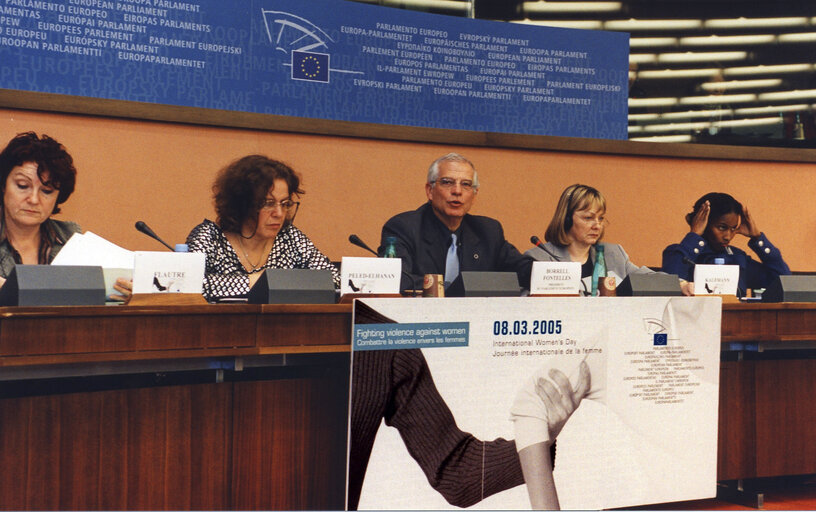 Fotografi 2: Colloquium on International Women's Day on Fighting Violence against Women.