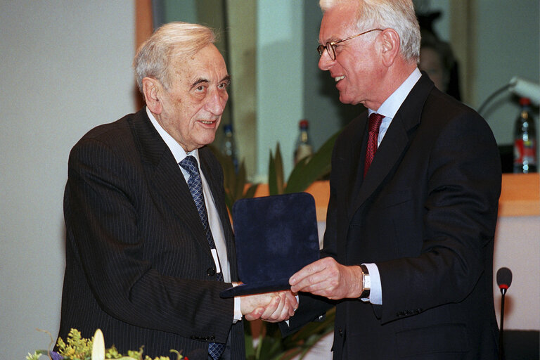 Fotogrāfija 6: EP President awards the Schuman medal to former Polish Prime Minister.