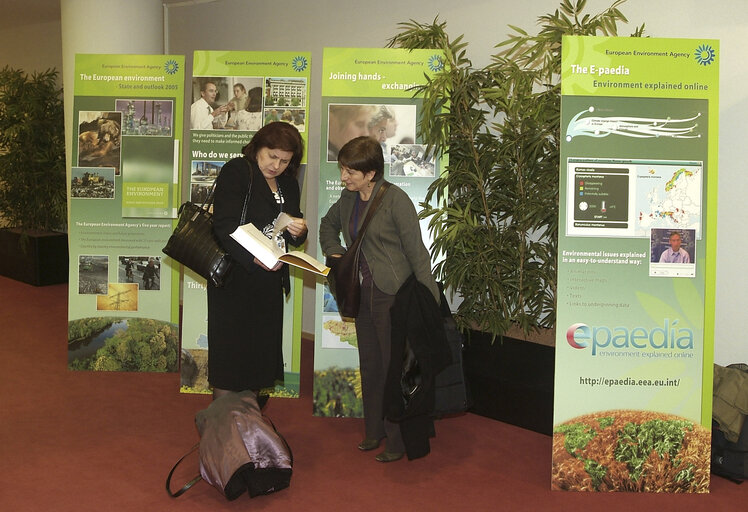 Photo 1 : Press conference on the European Environment: State and Outlook 2005, with the Commissioner for Institutional Relations and Communication Strategy and the Director of the European Environment Agency.