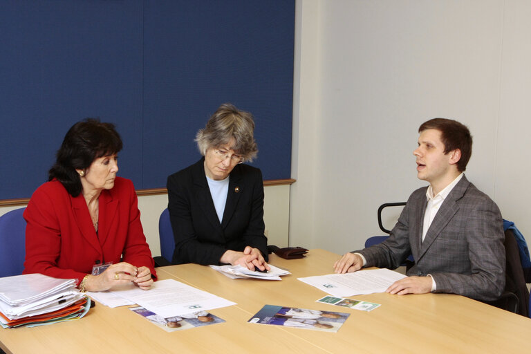 Fotografi 7: Signature of a statment on the Righs of Persons with Disabilities in Europe and Overseas.