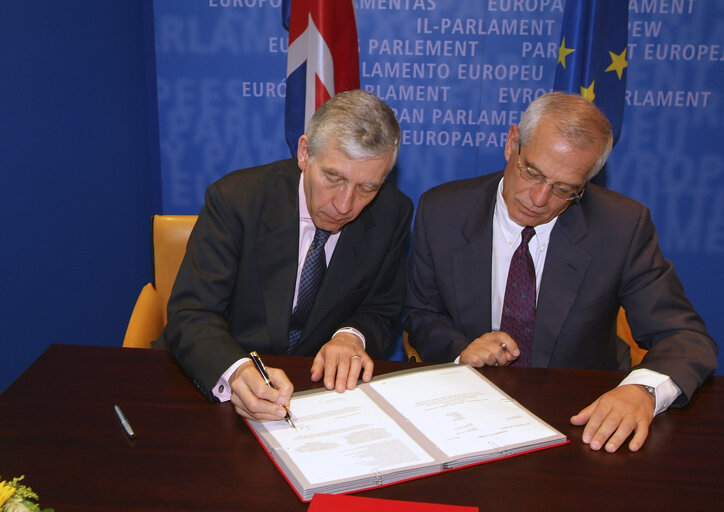 Photo 2 : Signature LEX with the EP President and the UK Minister for Foreign Affairs.