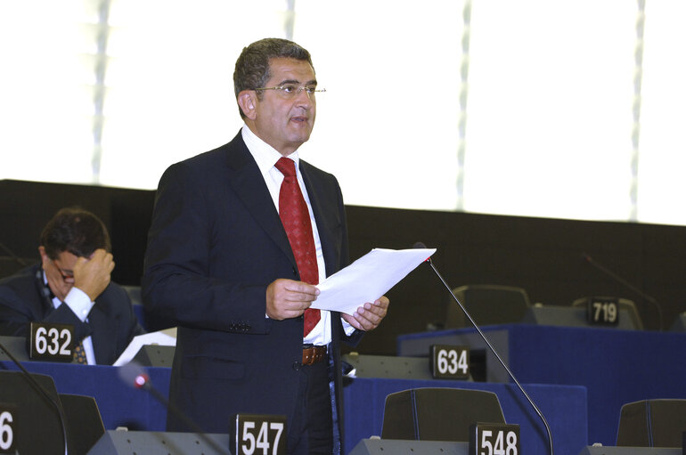 Photo 3: MEP Vincenzo LAVARRA speaks in plenary session in Strasbourg