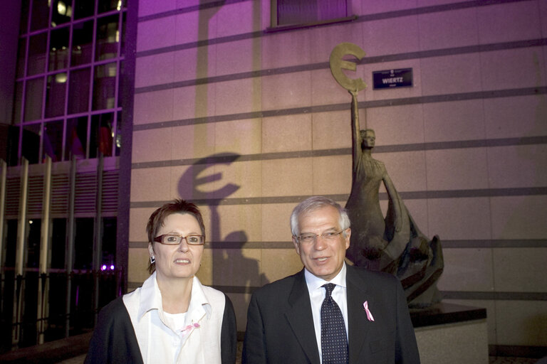 Foto 11: Pink illumination on the EP building in Brussels in connection with the Breast Cancer Awareness day at the EP in Brussels.