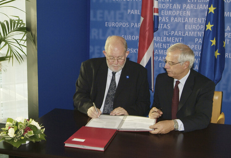 Fotografie 1: Signature LEX between the EP President and the UK Secretary of State for the Interior.