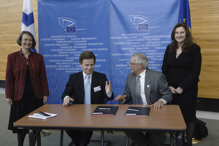 Zdjęcie 3: Public signature of the Services Directive, with Finnish Trade and Industry Minister in Strasbourg