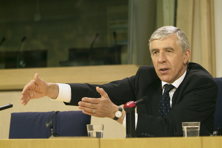 Photo 5 : UK Foreign Affairs Minister in a meeting at the EP in Brussels.