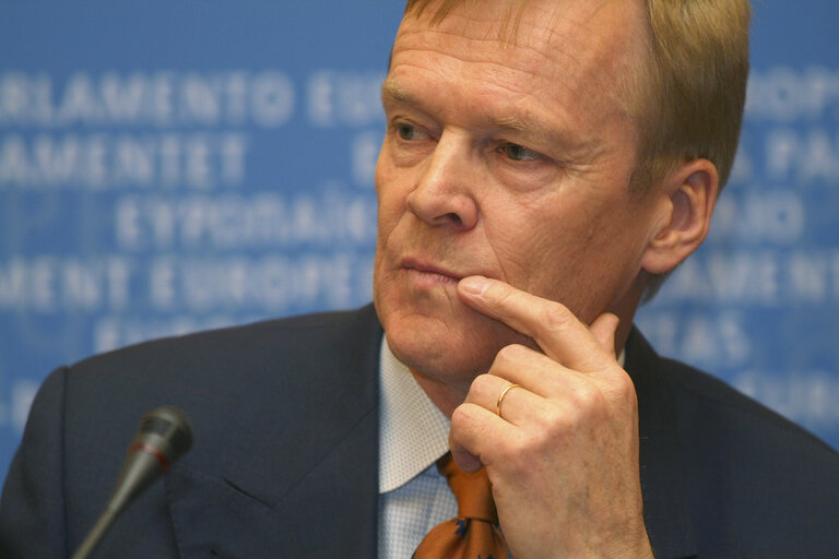 Photo 3 : Ari VATANEN in a meeting at the EP in Brussels