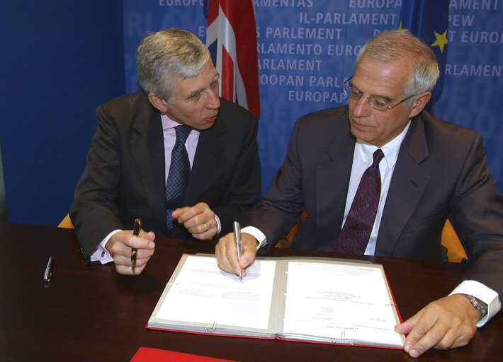 Photo 4 : Signature LEX with the EP President and the UK Minister for Foreign Affairs.