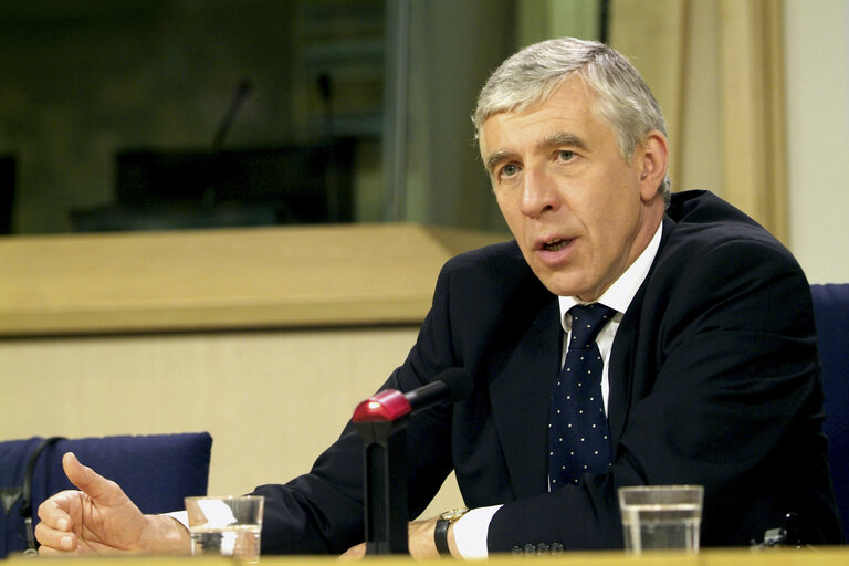 Photo 6 : UK Foreign Affairs Minister in a meeting at the EP in Brussels.