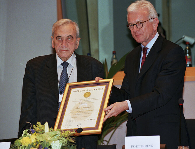 Fotografi 7: EP President awards the Schuman medal to former Polish Prime Minister.