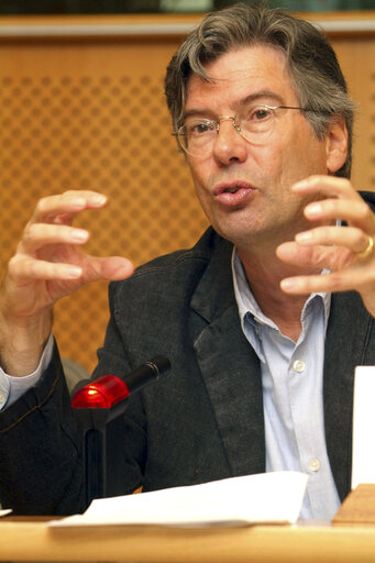 Fotografija 3: Pierre JONCKHEER in a meeting at the EP in Brussels