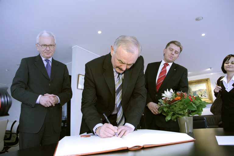 Fotogrāfija 5: EP President meets with the President of the Czech Senate.