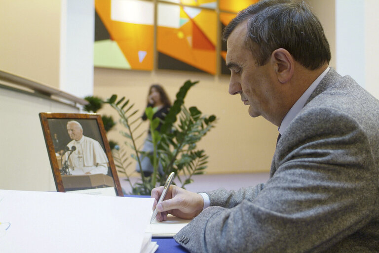 MEPs signing the condolence register at the death op Pope Jean-Paul II.