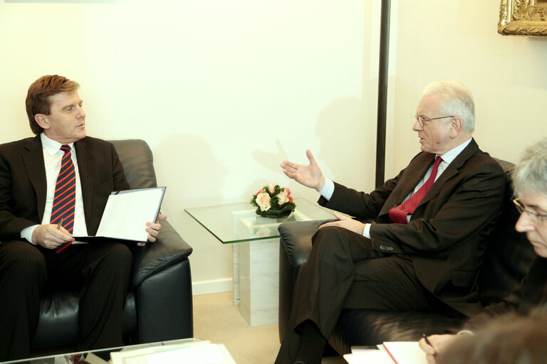 Foto 2: EP President meets with the Speaker of Czech Parliament .