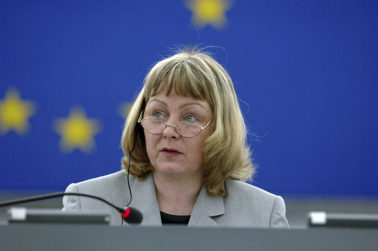 Zdjęcie 5: EP Vice-President Sylvia-Yvonne KAUFMANN presides over a plenary session in Strasbourg