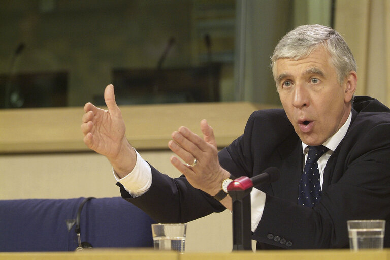 Photo 7 : UK Foreign Affairs Minister in a meeting at the EP in Brussels.