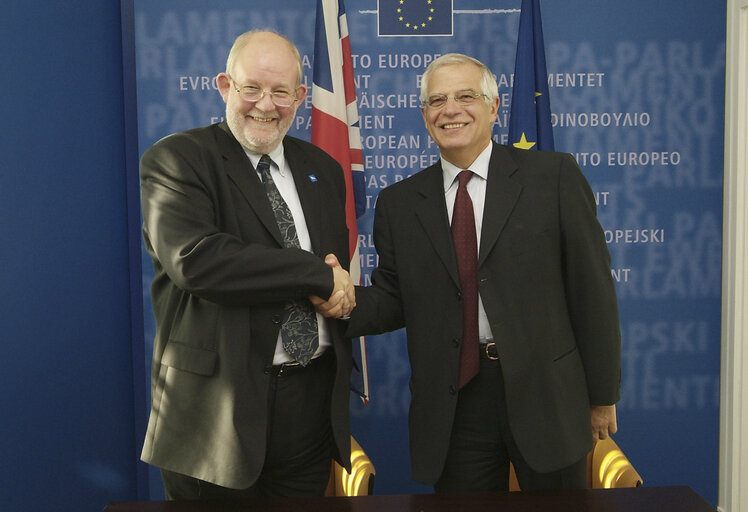 Fotografie 4: Signature LEX between the EP President and the UK Secretary of State for the Interior.