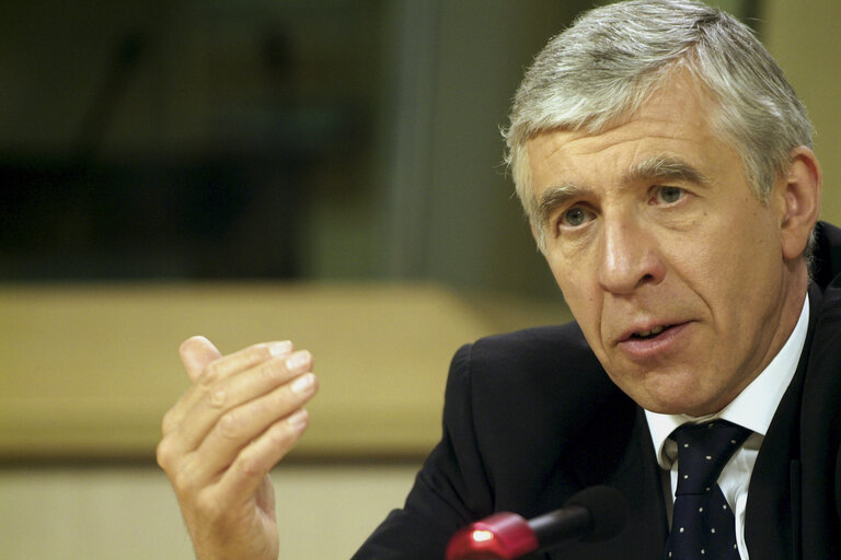 Photo 4 : UK Foreign Affairs Minister in a meeting at the EP in Brussels.