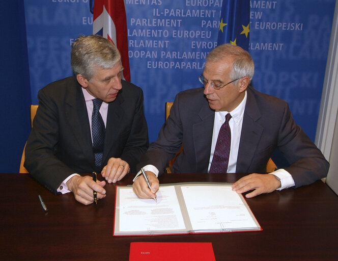 Photo 5 : Signature LEX with the EP President and the UK Minister for Foreign Affairs.