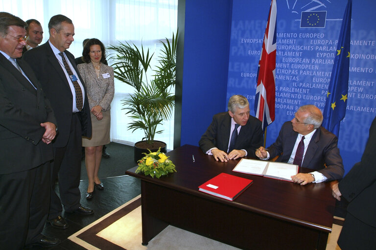 Photo 1 : Signature LEX with the EP President and the UK Minister for Foreign Affairs.