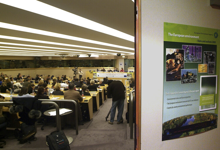 Photo 3 : Press conference on the European Environment: State and Outlook 2005, with the Commissioner for Institutional Relations and Communication Strategy and the Director of the European Environment Agency.