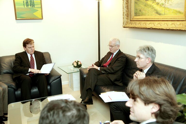 Photo 3 : EP President meets with the Speaker of Czech Parliament .