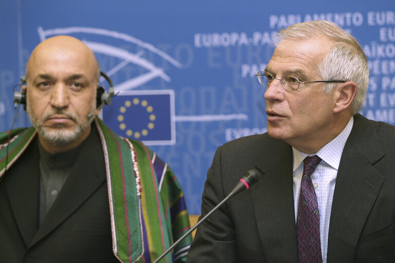 Valokuva 4: Press conference following the visit of the President of Afghanistan to the EP.