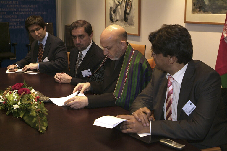 Photo 24 : Visit of the President of Afghanistan to the EP for the signature of a joint EU-Afghan declaration.