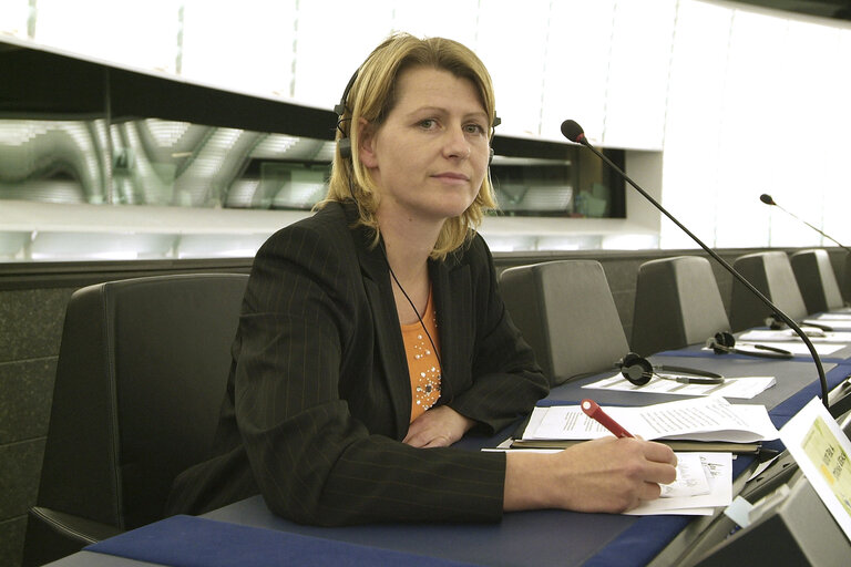 Foto 2: Karin SCHEELE in plenary session in Strasbourg.