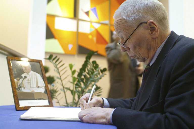 MEPs signing the condolence register at the death op Pope Jean-Paul II.