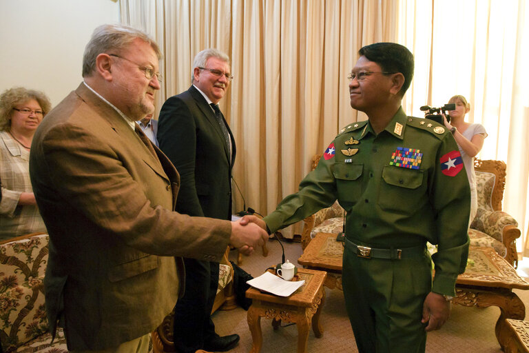 Fotografi 14: Members of the European Parliament visit the Defense Ministry and meet Defense minister of Myanmar