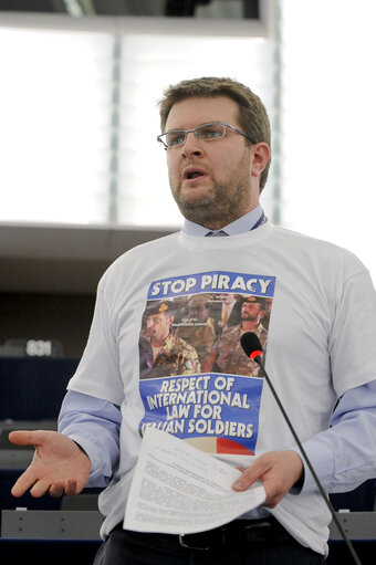 Fotografija 6: Plenary Session week 11 - 2012 Italian Meps wearing Tee-Shirt Stop Piracy