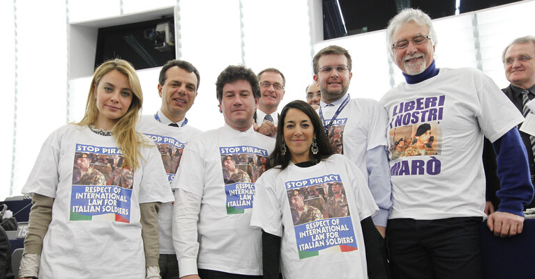 Fotografi 8: Italian EPP MEP's wearing T-shirt and asking for freedom for Italian soldiers