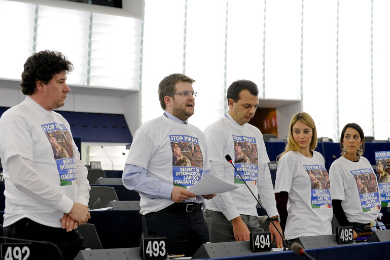 Fotografija 4: Plenary Session week 11 - 2012 Italian Meps wearing Tee-Shirt Stop Piracy