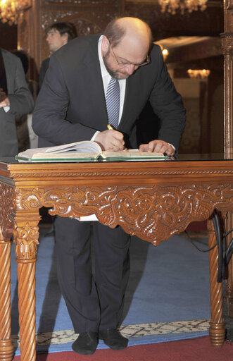 Foto 38: EP President signs the Golden Book at the Mausoleum of Mohamed V