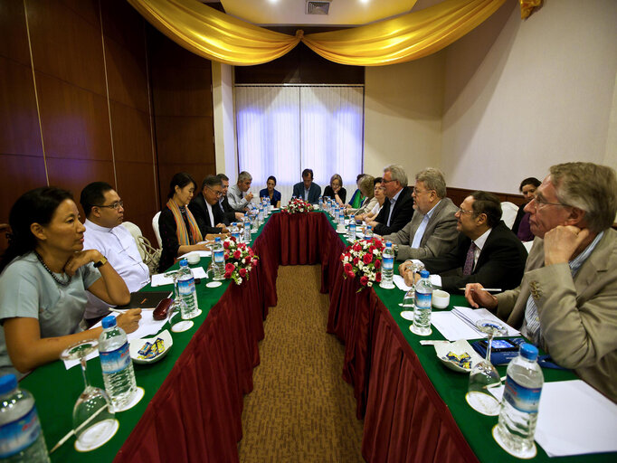 Fotografi 11: Members of the European Parliament attend a meeting with Myanmar officials during the panel on economic development of the country