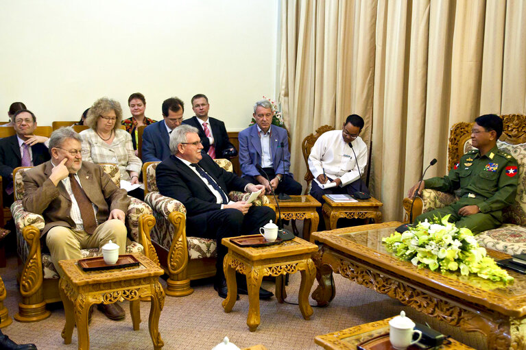 Fotografi 33: Nay Pyi Taw- Myanmar, 27 February 2012.   VISIT OF MEMBERS OF THE EUROPEAN PARLIAMENT TO MINISTER OF DEFENCE,   Meeting of the menbers of the European Parliament with the Minister of Defense of Myanmar.