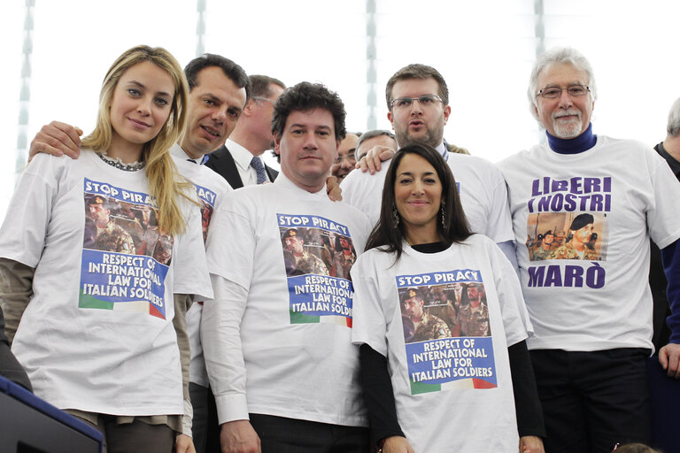 Fotografi 5: Italian EPP MEP's wearing T-shirt and asking for freedom for Italian soldiers