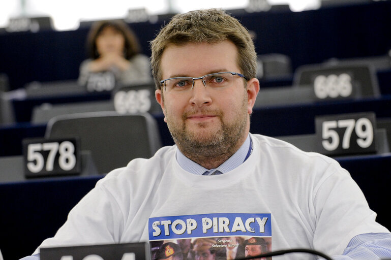 Fotografija 5: Plenary Session week 11 - 2012 Italian Meps wearing Tee-Shirt Stop Piracy