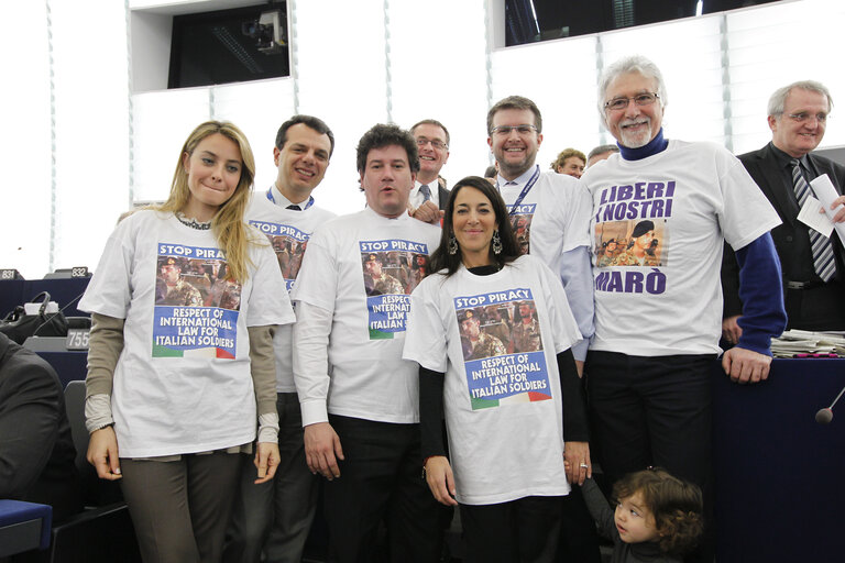 Fotografia 6: Italian EPP MEP's wearing T-shirt and asking for freedom for Italian soldiers