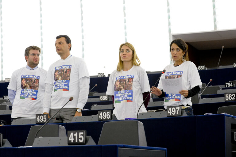 Fotografija 1: Plenary Session week 11 - 2012 Italian Meps wearing Tee-Shirt Stop Piracy