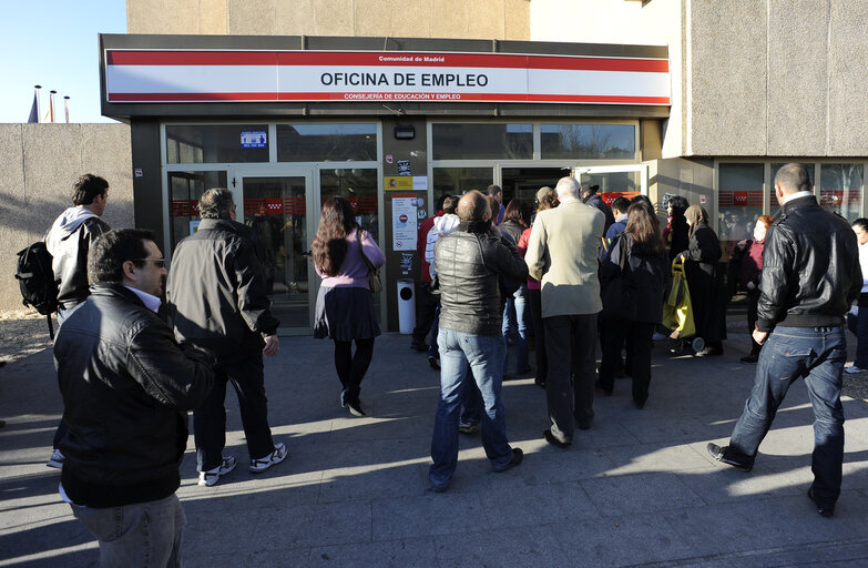 Billede 2: Man and women queing in front of an unemployment office