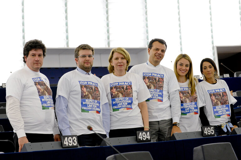 Fotografija 2: Plenary Session week 11 - 2012 Italian Meps wearing Tee-Shirt Stop Piracy