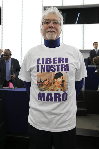 Fotó 2: Italian EPP MEP's wearing T-shirt and asking for freedom for Italian soldiers