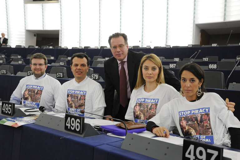 Fotografija 10: Plenary Session week 11 - 2012 Italian Meps wearing Tee-Shirt Stop Piracy