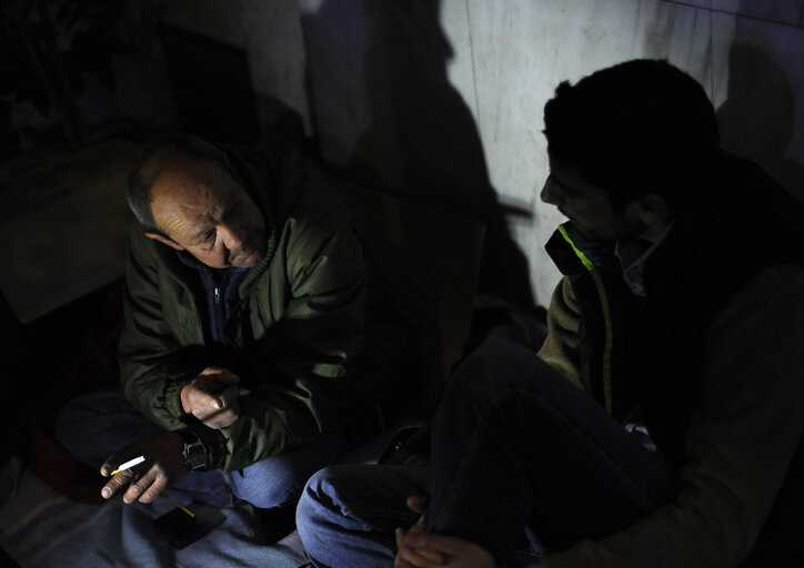 Φωτογραφία 2: A homeless man smokes as he talks with a volunteer