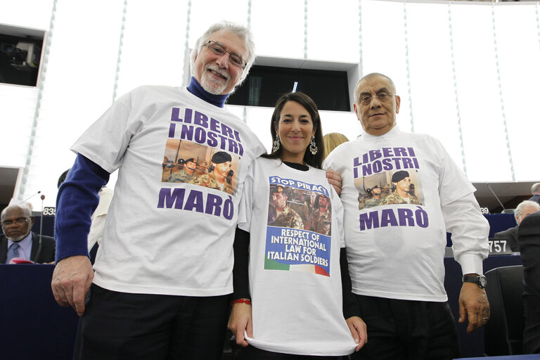 Fotografija 3: Italian EPP MEP's wearing T-shirt and asking for freedom for Italian soldiers