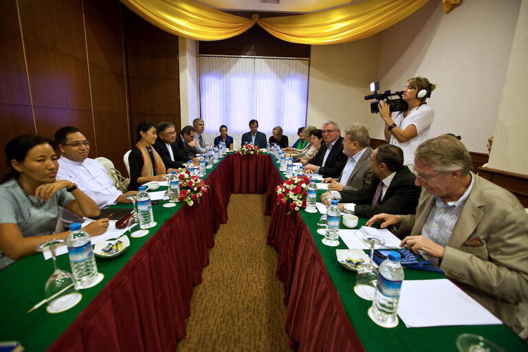 Fotografi 13: Members of the European Parliament attend a meeting with Myanmar officials during the panel on economic development of the country