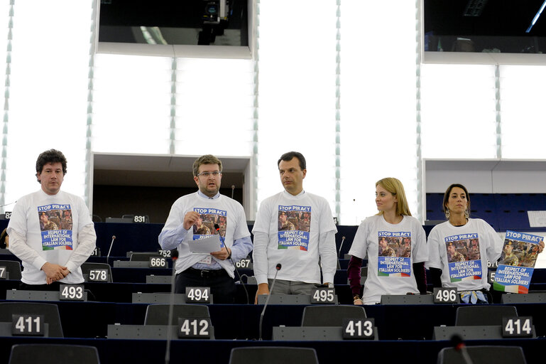 Fotografija 7: Plenary Session week 11 - 2012 Italian Meps wearing Tee-Shirt Stop Piracy